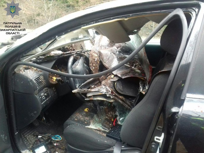 Водій на своїй автівці в’їхав у стелу, що розмежовує Воловецький та Свалявський райони – 02