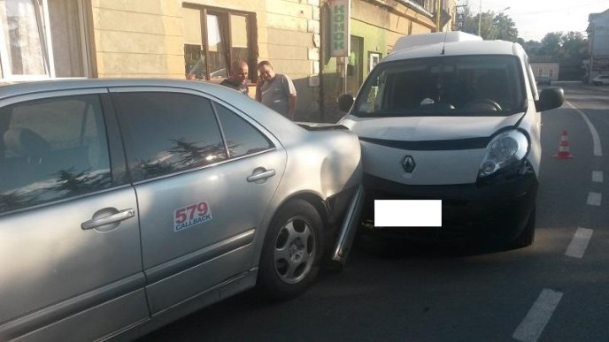 Потрійна ДТП в Ужгороді: зіткнулись "Volkswagen", "Mercedes" і "Renault" – 07