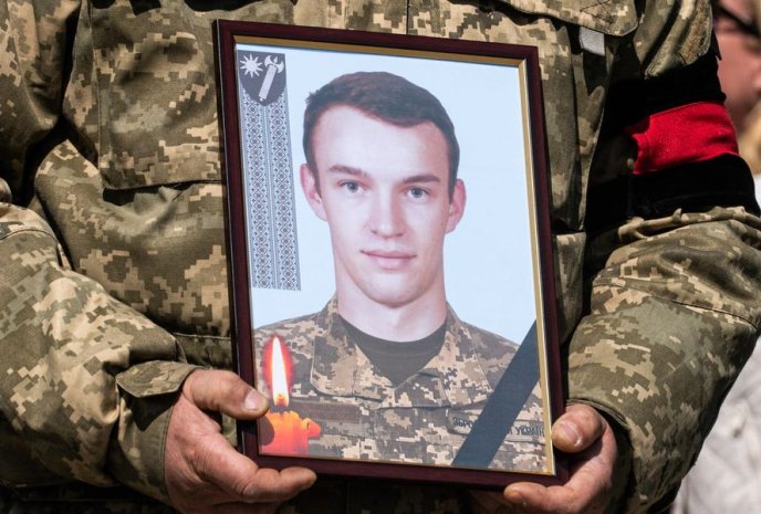 На Пагорбі Слави в Ужгороді поховали загиблого на війні Максима Дубового – 04