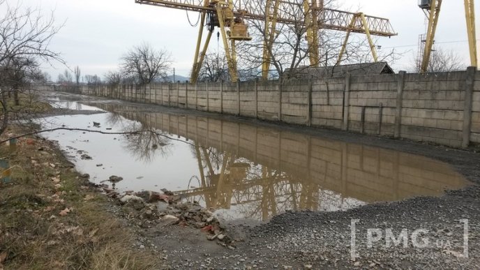 Вулиця в районі туристичної родзинки Мукачева жахає своїми ямами – 11 Вулиця в районі туристичної родзинки Мукачева жахає своїми ямами – 11