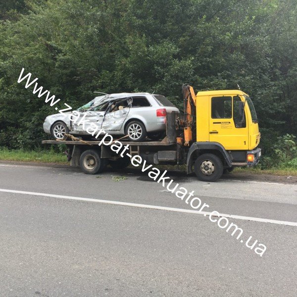 Моторошна ДТП: мікроавтобус виїхав на зустрічну смугу, де рухався евакуатор – 04