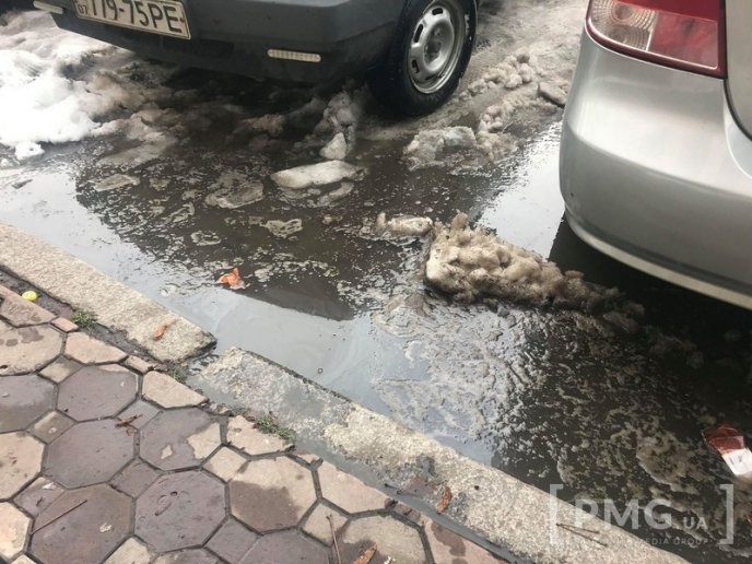 Відлига у Мукачеві: вулиці міста перетворилися на суцільні калюжі – 08