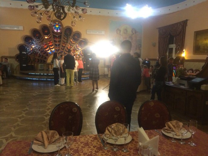 Знімальна група програми "Ревізор" завітала до ресторану "Золота пава" у Берегові – 03