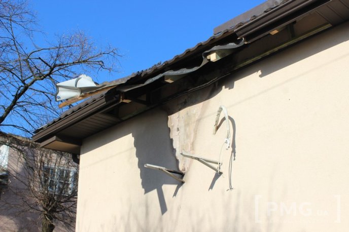 Неподалік Мукачівської ЦРЛ невідомі підпалили аптеку – 05