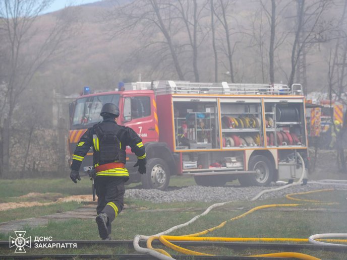 Рятувальники показали, як ліквідовували наслідки удару дронів на Закарпатті – 03