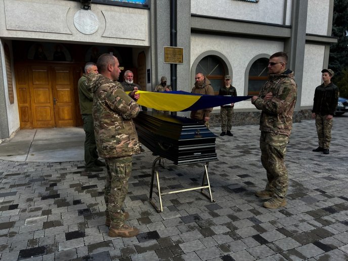 Сьогодні на Закарпатті поховали 27-річного Героя – 02