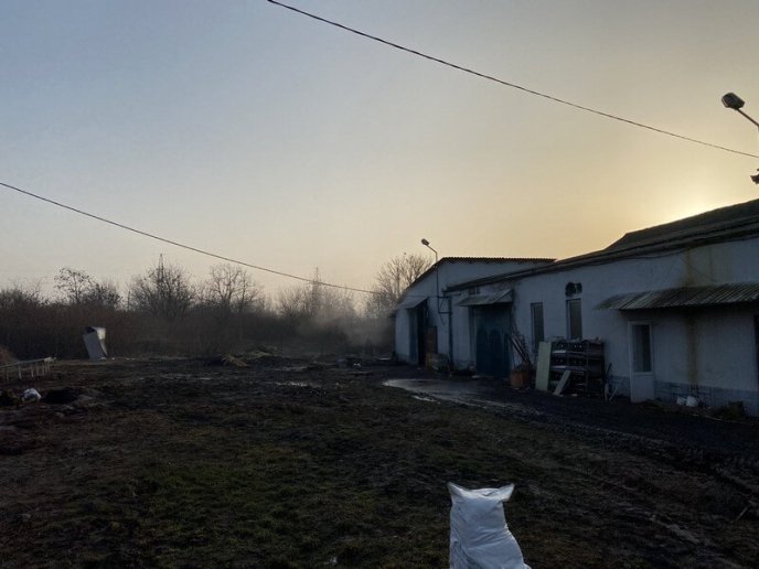 Рятувальники показали фото згорілого свинокомплексу у Мукачеві – 02