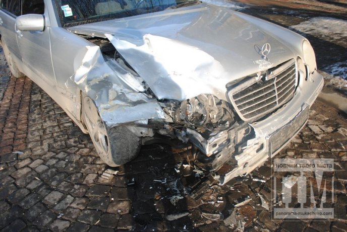 У Мукачеві біля військового шпиталю зіткнулись чотири автівки (ФОТО) – 02