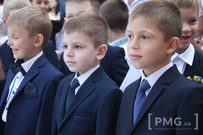 НВК "Гармонія" урочисто відзначила свято Першого вересня лінійкою у вишиванках – 07