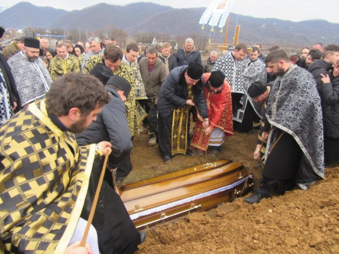 На Хустщині провели в останню путь священика, який загинув у ДТП під Житомиром – 14