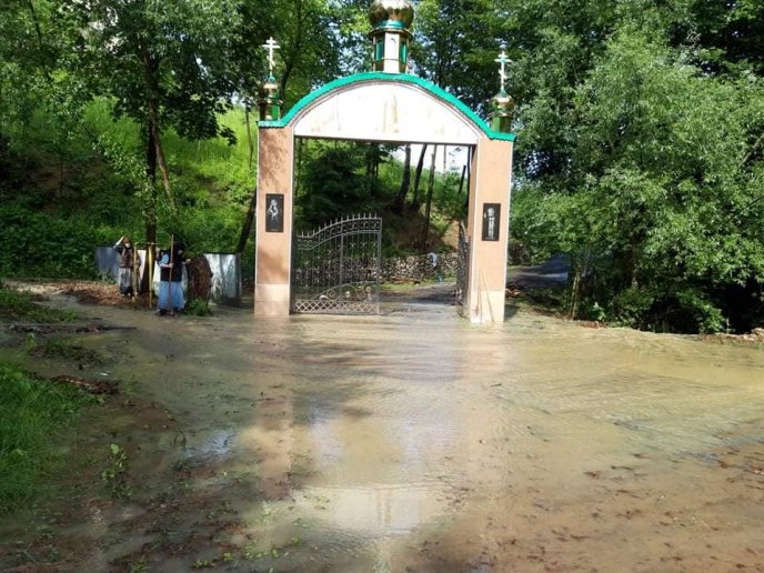 Зруйновано 4 мости, підтоплено 40 дворогосподарств: негода накоїла лиха у селі на Іршавщині – 10