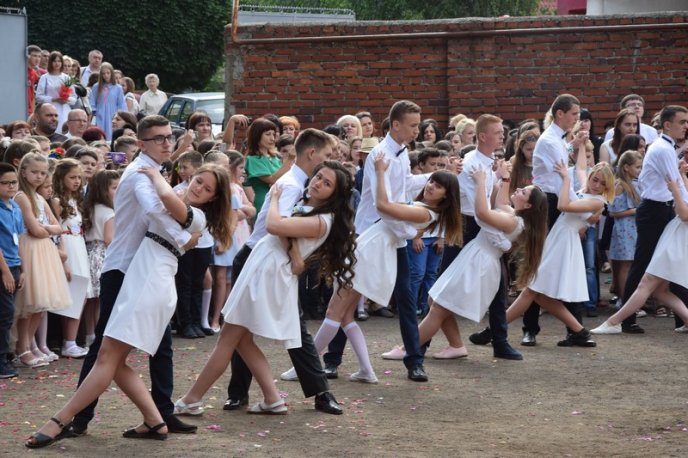 У школах Мукачева пролунав останній дзвінок – 56