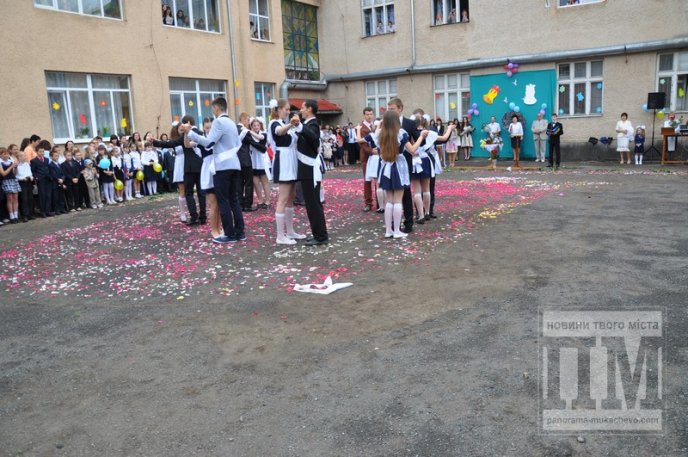 Свято "Останнього дзвоника" зібрало у Мукачівській ЗОШ №7 багато гостей (ФОТОРЕПОРТАЖ) – 41