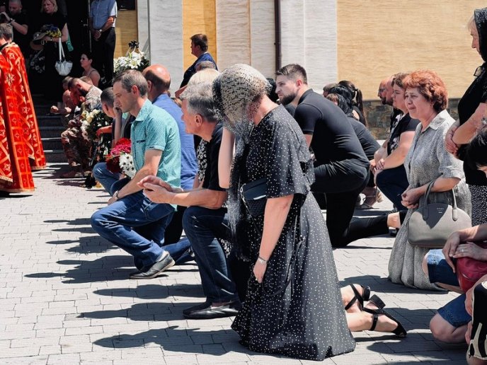 У Мукачеві попрощалися із загиблим на війні 32-річним Героєм – 04