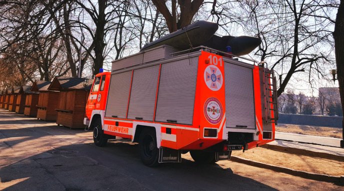 Лебедя, який опинився у крижаній пастці, приїхали визволяти рятувальники – 02