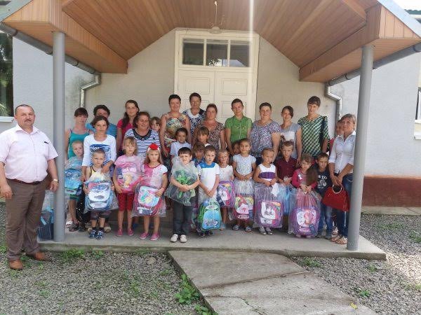 Першокласникам подарували рюкзаки зі шкільним приладдям – 08