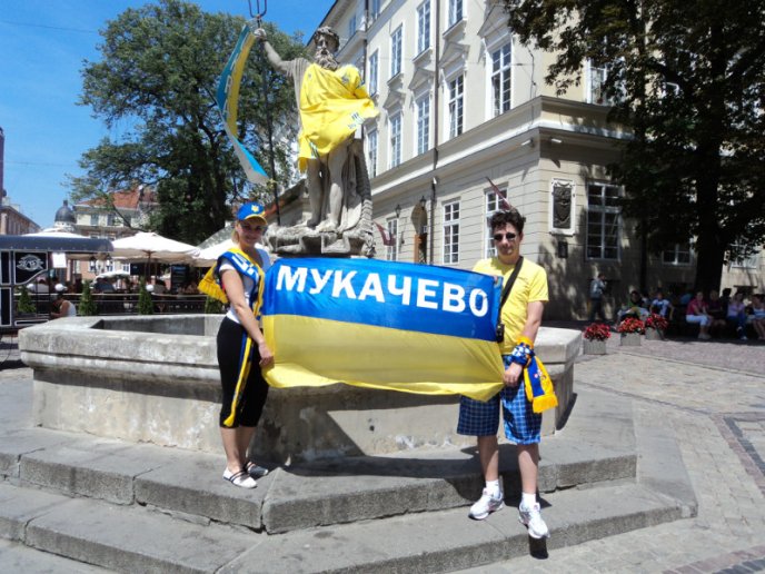 Мукачівські вболівальники підтримували футбольну збірну України в Донецьку (ФОТОРЕПОРТАЖ) – 19