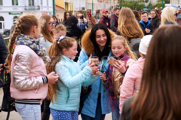 Ужгородом прогулялись актори серіалу "Школа" – 09