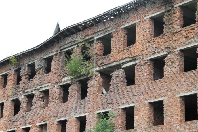 Жахи Хустської райлікарні: дах в аварійному стані й у дощ протікає, по стінах стікає вода, у палатах – грибок та плісень – 07