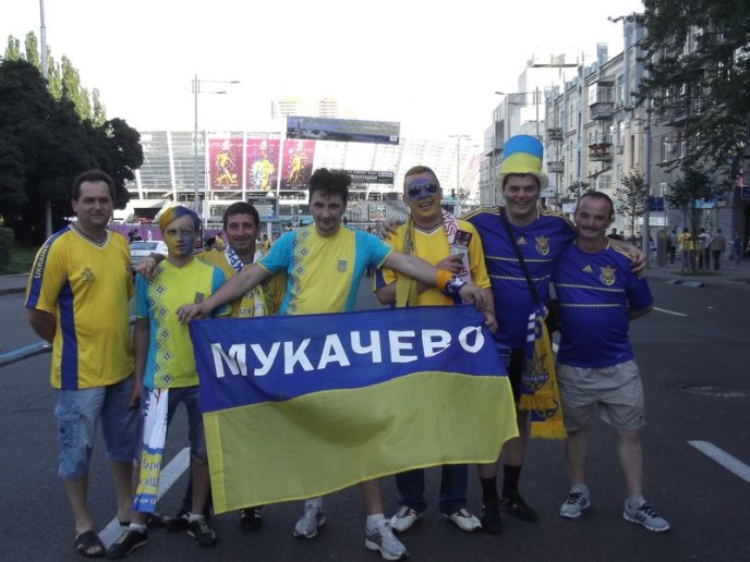 Мукачівці підтримували збірну України на "Олімпійському" (ФОТОРЕПОРТАЖ)  – 12