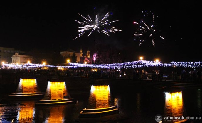 Ужгород зустрів Новий 2019 рік святковими феєрверками  – 09