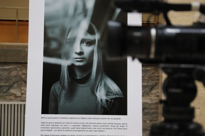 В Ужгороді відкрили фотовиставку, присвячену жінкам, яких домагались у громадських місцях – 02 В Ужгороді відкрили фотовиставку, присвячену жінкам, яких домагались у громадських місцях – 02