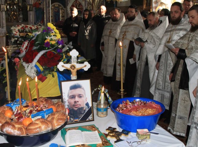 Продовжують воювати брат і батько: одна з громад Закарпаття попрощалася із Героєм – 02