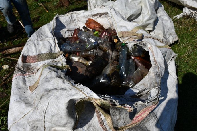 Пластикові пляшки і побутові відходи: закарпатцям показали, в якому стані одна з річок краю – 05 Пластикові пляшки і побутові відходи: закарпатцям показали, в якому стані одна з річок краю – 05