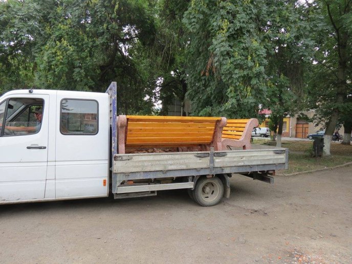 У Берегівському парку замінили лавиці  – 04