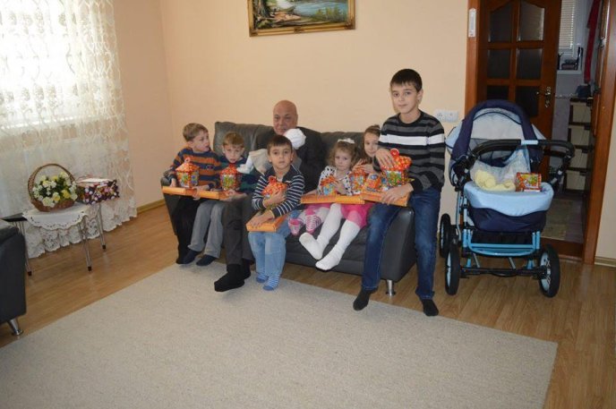 Геннадій Москаль від імені Святого Миколая вручив подарунки дітям у прийомних сім’ях – 01