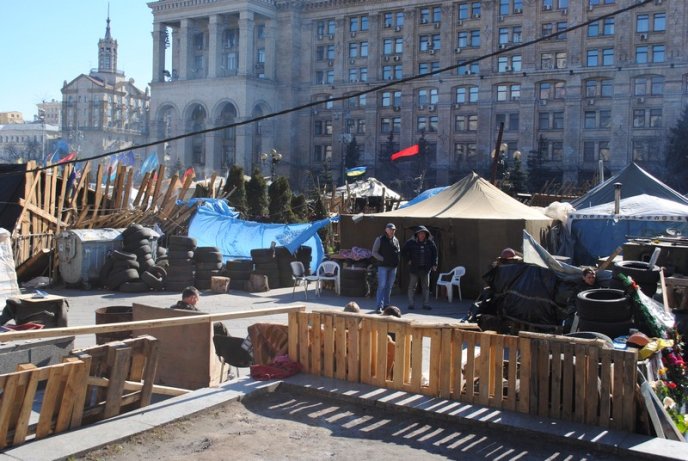 Один день з життя Майдану: на що перетворилась центральна площа України за місяць після революції (ФОТОРЕПОРТАЖ) – 06