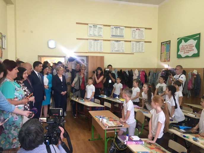 Гройсман в Ужгороді: прем’єр навідався в одну із шкіл міста – 06