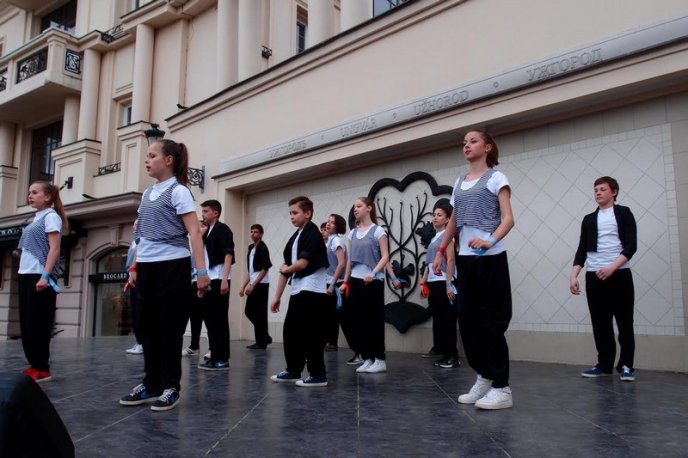 Як закарпатці в центрі Ужгорода танцювали – 17