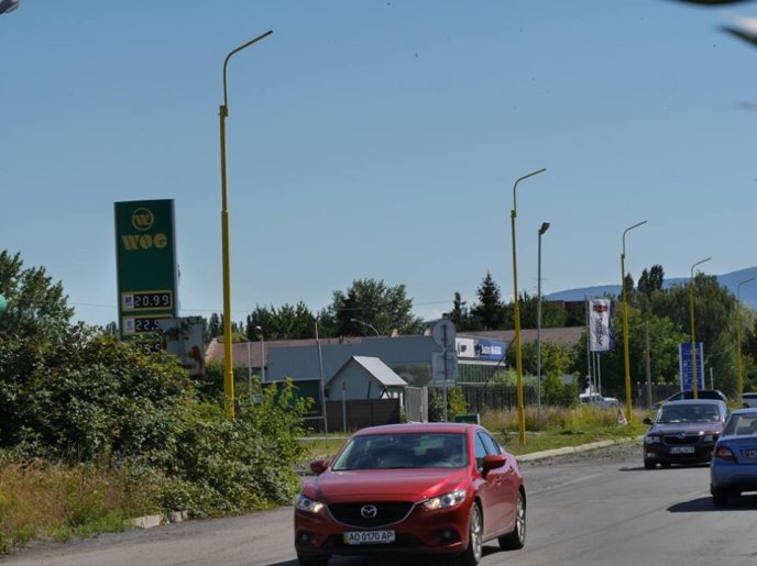 В Ужгороді встановлювали нові опори для вуличного освітлення – 07