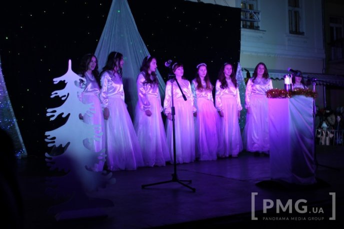 У Мукачеві засяяли вогні головної новорічної ялинки міста – 17