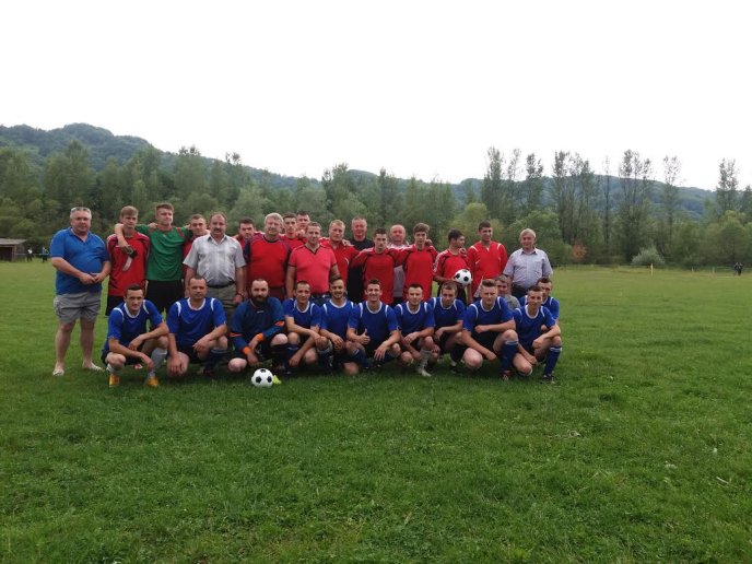 Василь Петьовка підтримав футбольні команди Тячівщини та Рахівщини – 02