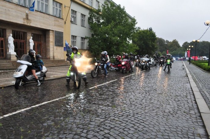 Вулицями Ужгорода проїхалися байкери на унікальних мотоциклах – 09