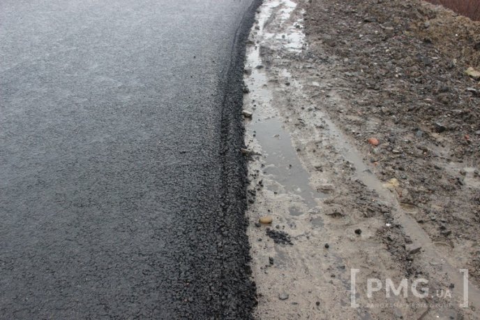 На першому шарі асфальту на Пряшівській-об’їзній у Мукачеві з’явились тріщини – 22