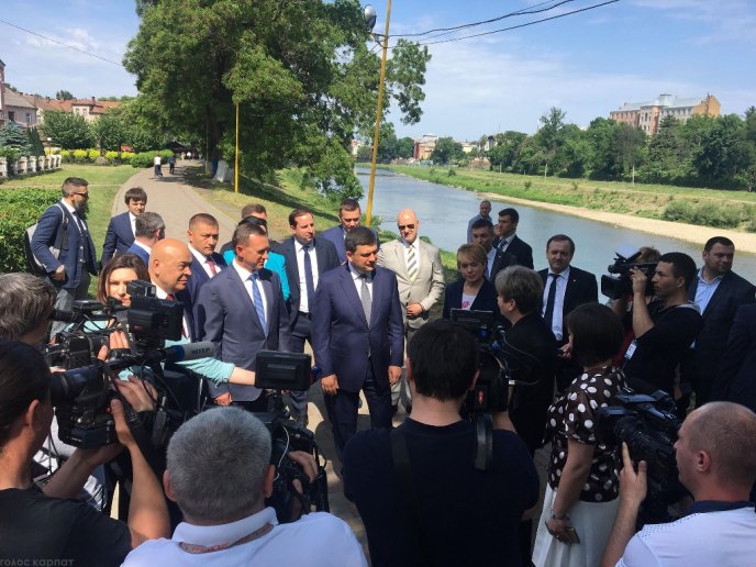 Гройсман в Ужгороді: прем’єр навідався в одну із шкіл міста – 02