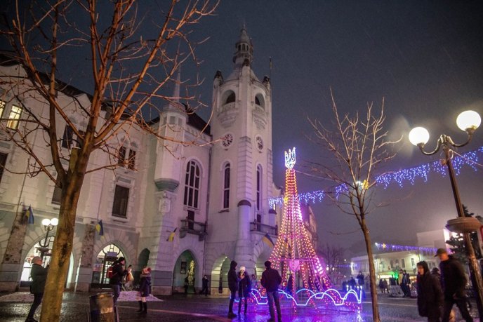 У Мукачеві з’явилась святкова новорічна фотозона – 03