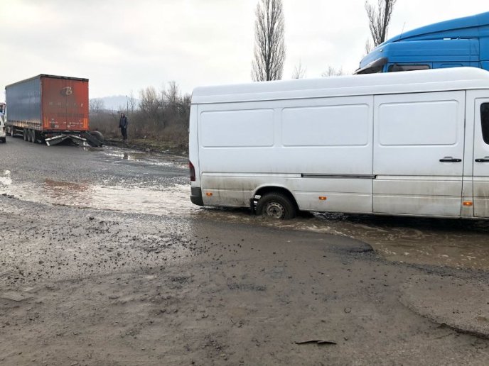 Жах мукачівської дороги: у вантажівки через вибоїну відірвало колесо – 06 Жах мукачівської дороги: у вантажівки через вибоїну відірвало колесо – 06