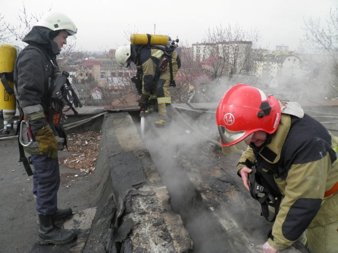 Пожежа в багатоповерхівці Ужгорода: рятувальники підозрюють, що сміття міг хтось підпалити – 04 Пожежа в багатоповерхівці Ужгорода: рятувальники підозрюють, що сміття міг хтось підпалити – 04
