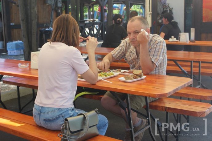 У Мукачеві розпочався фестиваль "Огинь і мнясо": асортимент та ціни – 05