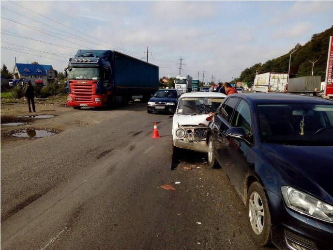 У Мукачеві "ВАЗ" врізався у "Фольксваген" – 01