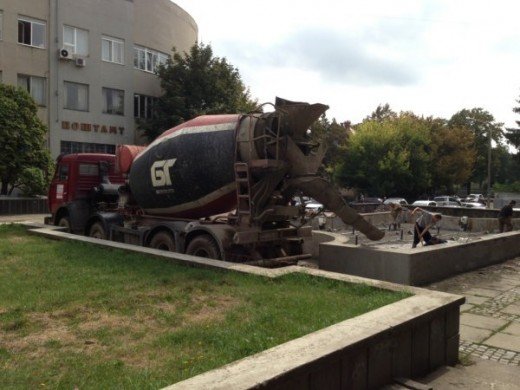 В Ужгороді на площі Поштовій вже незабаром відкриють фонтан (ФОТО) – 01