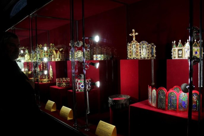 В Ужгороді презентували унікальну колекцію головних символів влади різних держав і епох – корони світу – 09