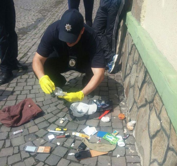 Під час затримання у Мукачеві поліцією жінка намагалась перерізати собі вени та ковтнути лезо – 01