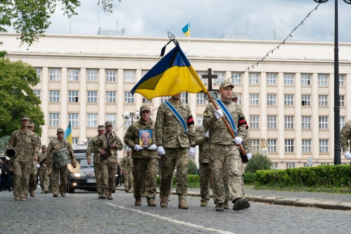 Залишилися дружина і троє дітей: на Закарпатті поховали військового – 07