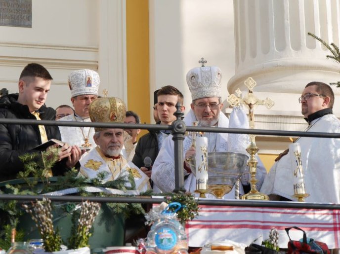 Тисячі вірян прийшли помолитись у храми Ужгорода та освяти воду – 07