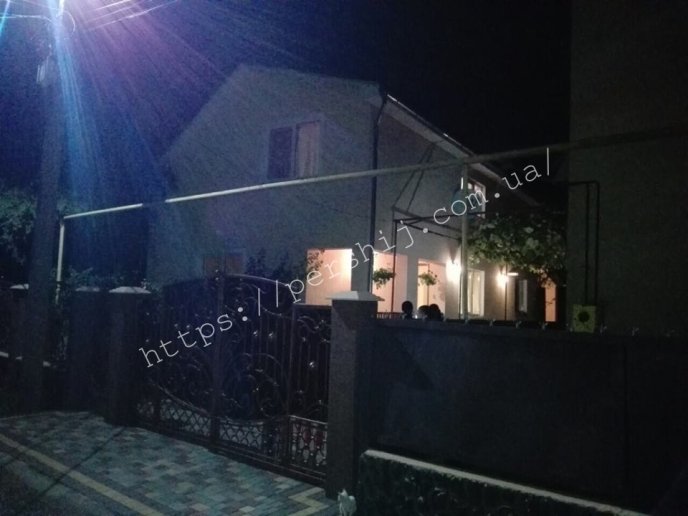 Вночі невідомі закинули на подвір’я одного з будинків Мукачева предмет, що вибухнув – 02